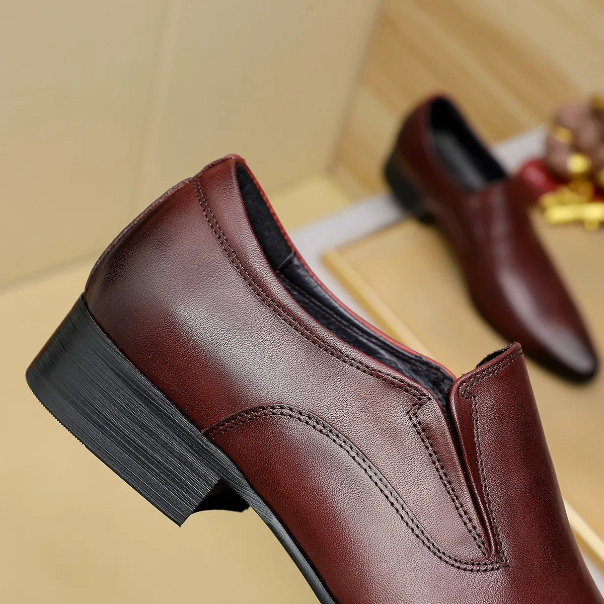 Men's shoes 💰540 💰 Louis Vuitton LV ® Autumn and Winter 🆕 models 🔛Full shoe counter First layer cowhide, 🐂Leather lined casual shoes for men, super soft outsole, essential for driving. Counter synchronization Original first layer cowhide Completely 1:1 mold customization 🌹Top version, 3 colors available! Number: 38-45 (37.46. Customized)
